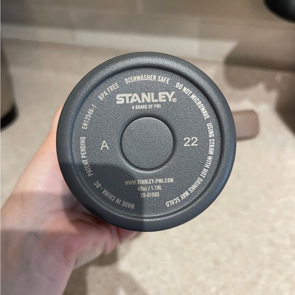 Stanley 40 oz in the color (COAL) not sold anymore grey brown - Picture 3 of 7